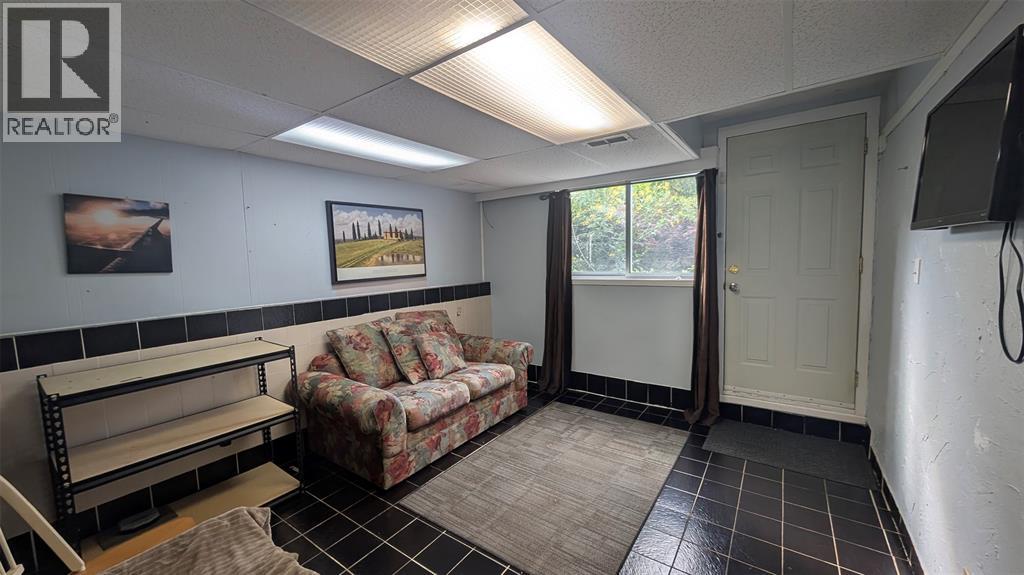 Photo 18 of 44 York Crescent, Sarnia ON