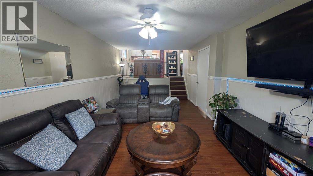 Photo 17 of 44 York Crescent, Sarnia ON