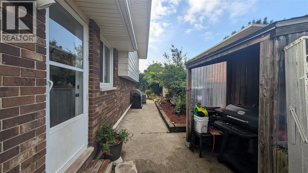 Photo 23 of 44 York Crescent, Sarnia ON