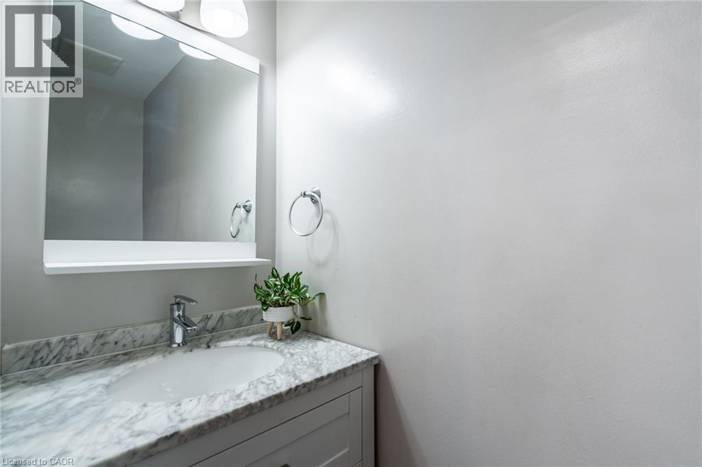Photo 38 of 2445 Cavendish Drive, Burlington ON