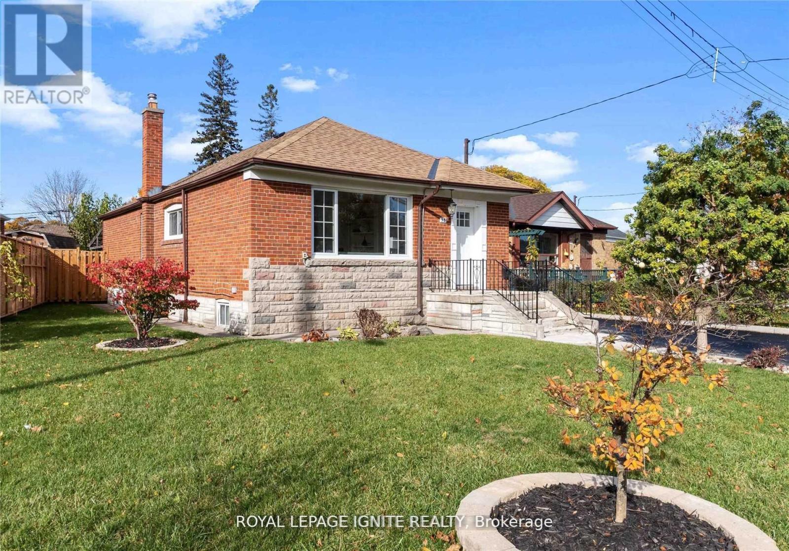 Photo 4 of 35 Archwood Crescent, Toronto ON