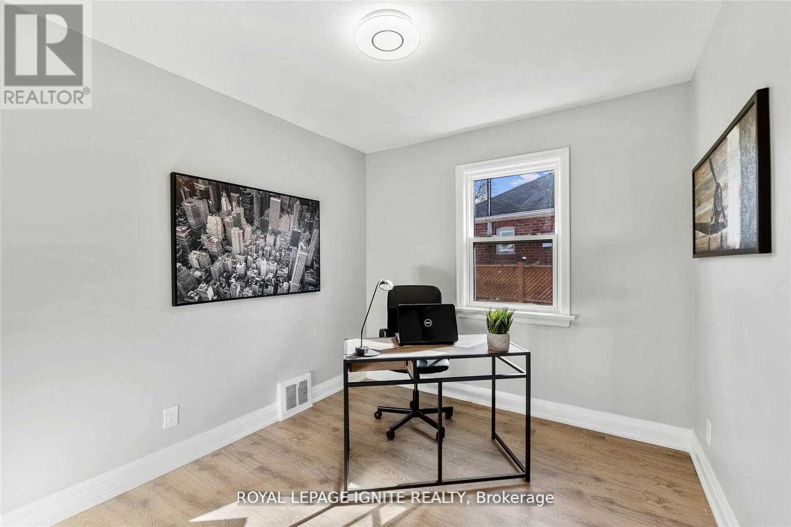 Photo 9 of 35 Archwood Crescent, Toronto ON