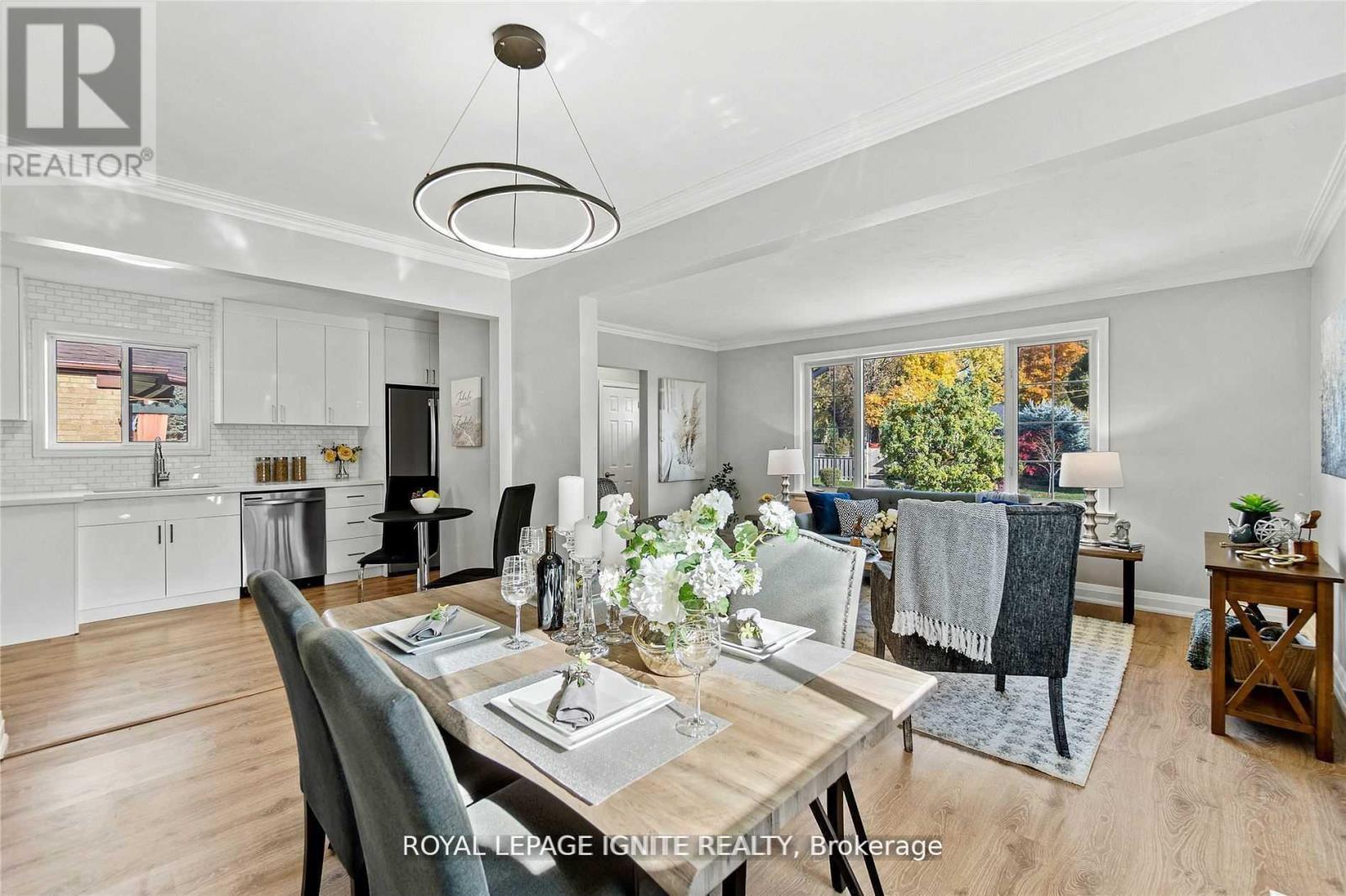 Photo 3 of 35 Archwood Crescent, Toronto ON