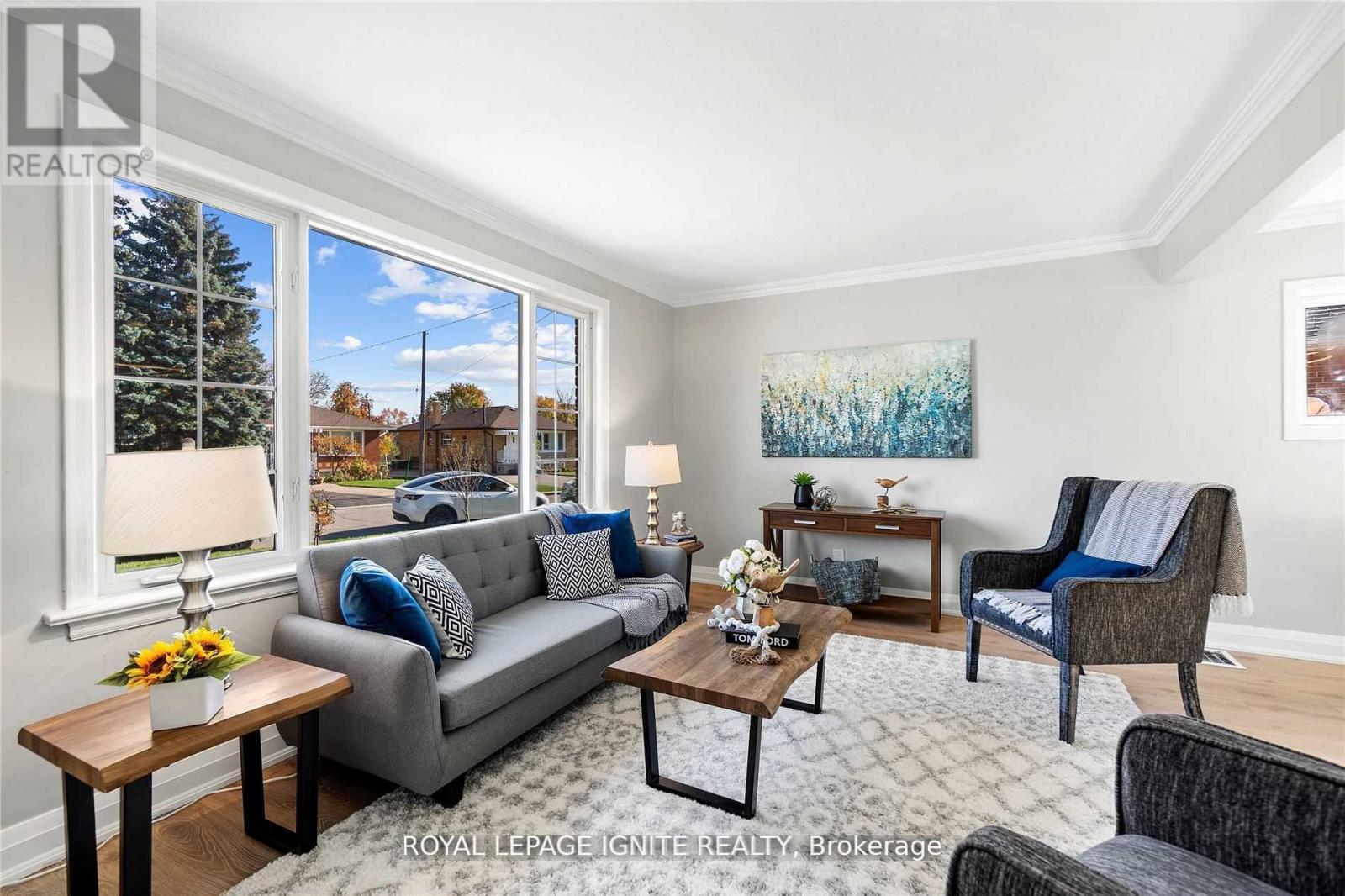 Photo 11 of 35 Archwood Crescent, Toronto ON