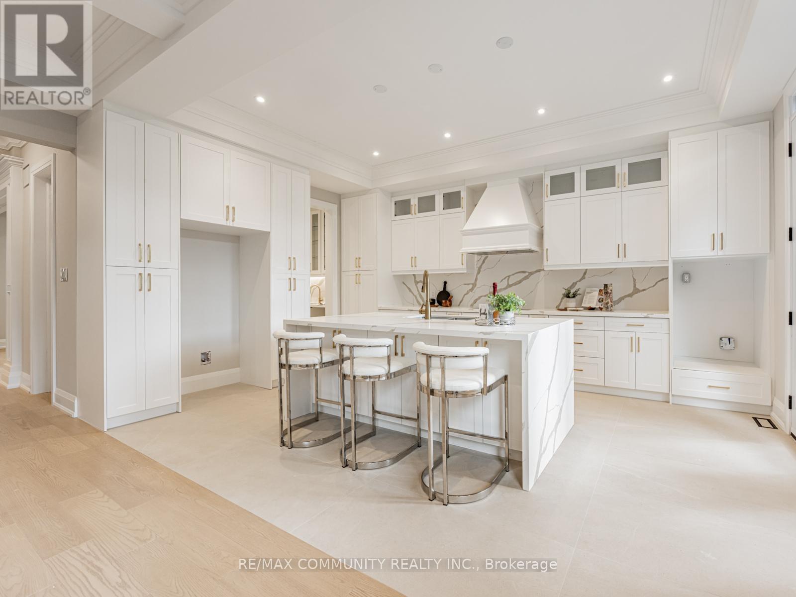 Photo 31 of 37 Sugarbush Square, Toronto ON