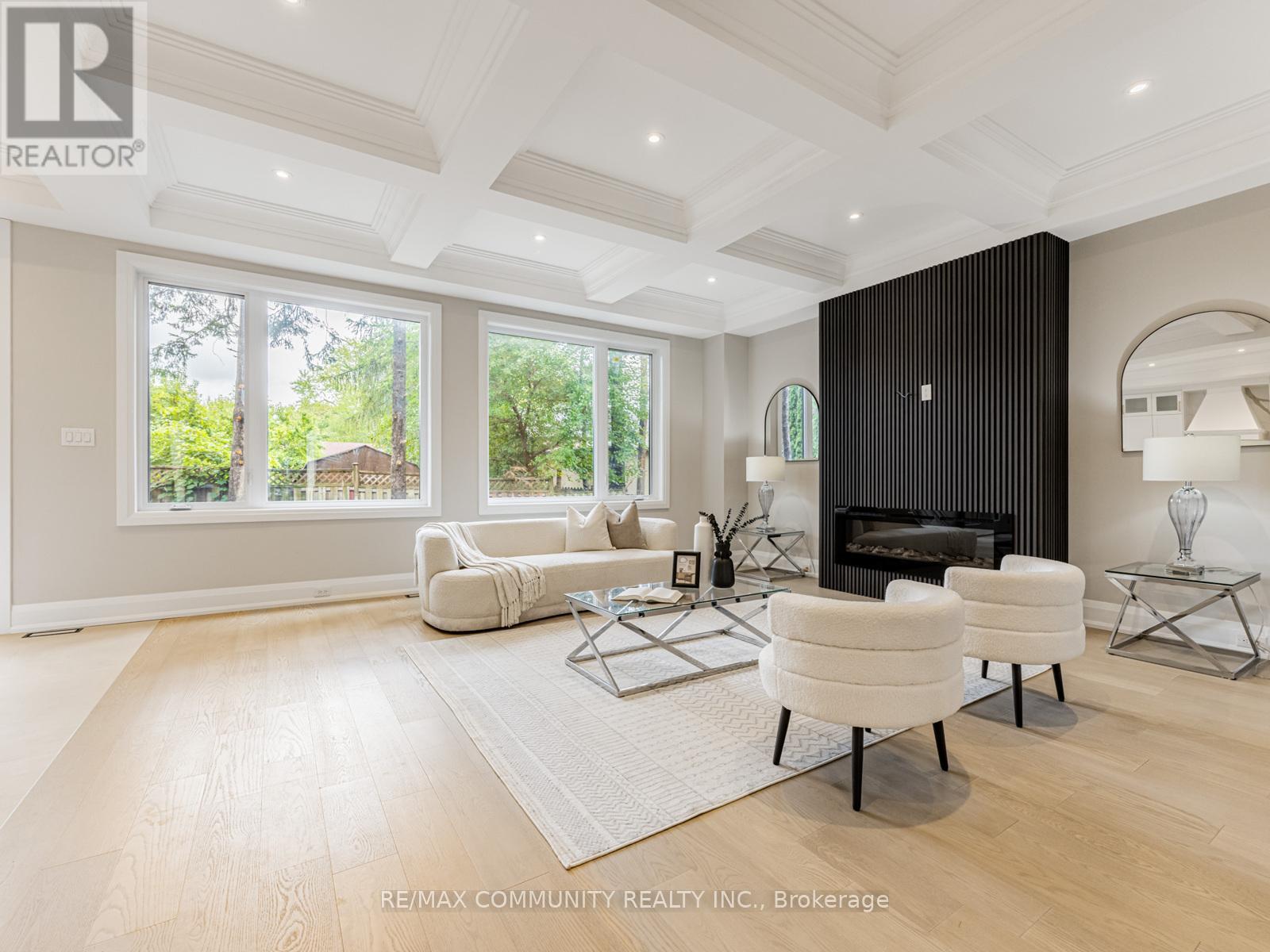 Photo 11 of 37 Sugarbush Square, Toronto ON