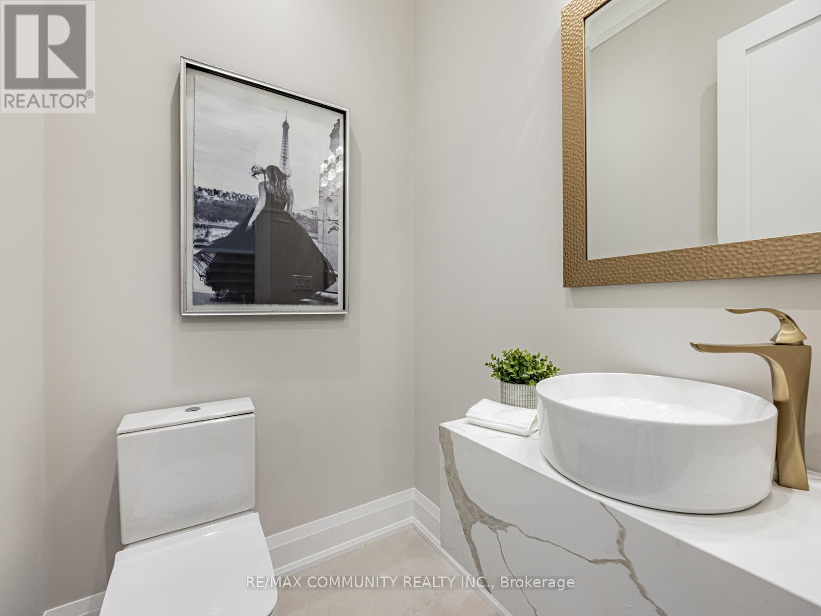 Photo 8 of 37 Sugarbush Square, Toronto ON