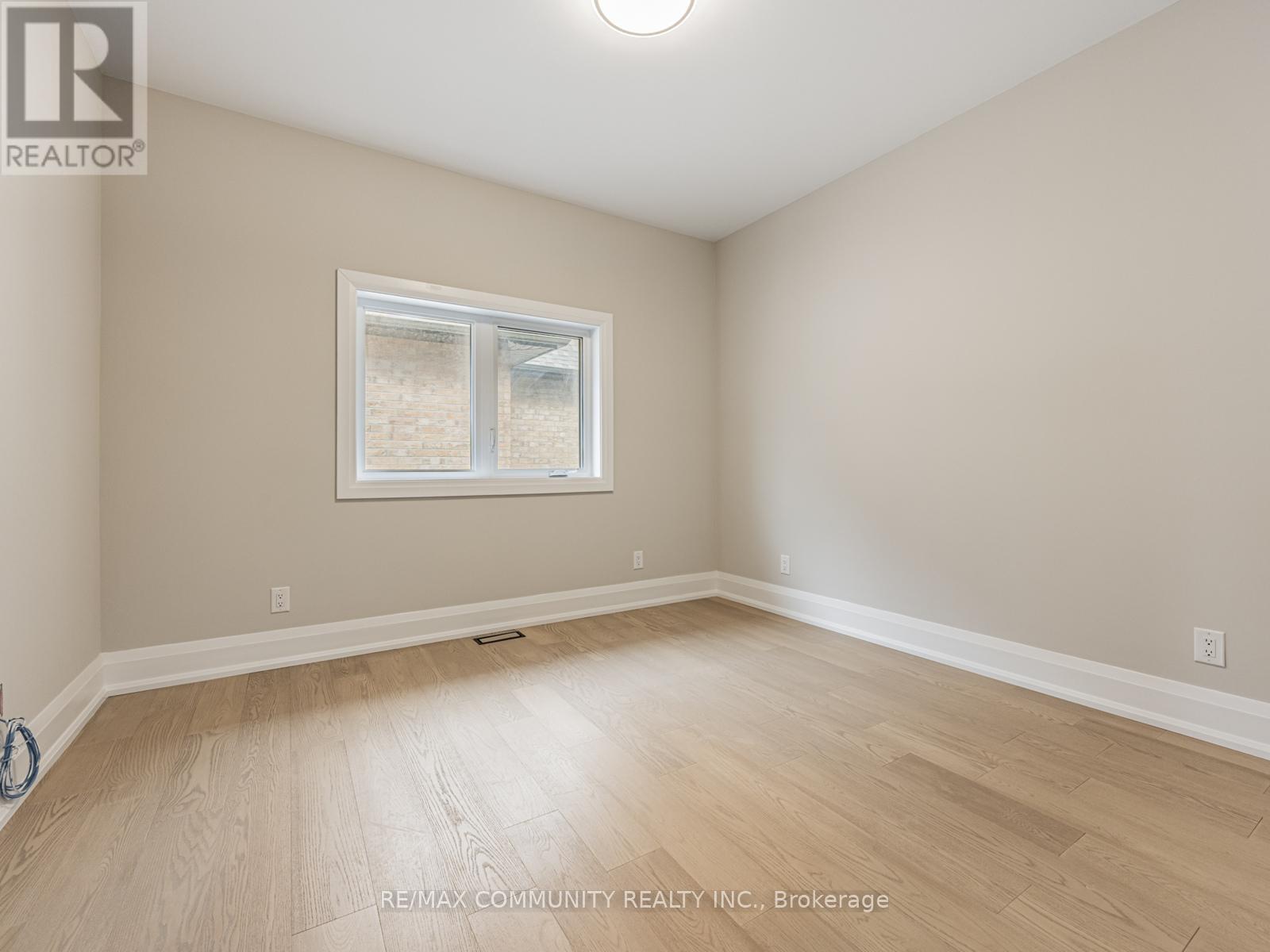 Photo 12 of 37 Sugarbush Square, Toronto ON