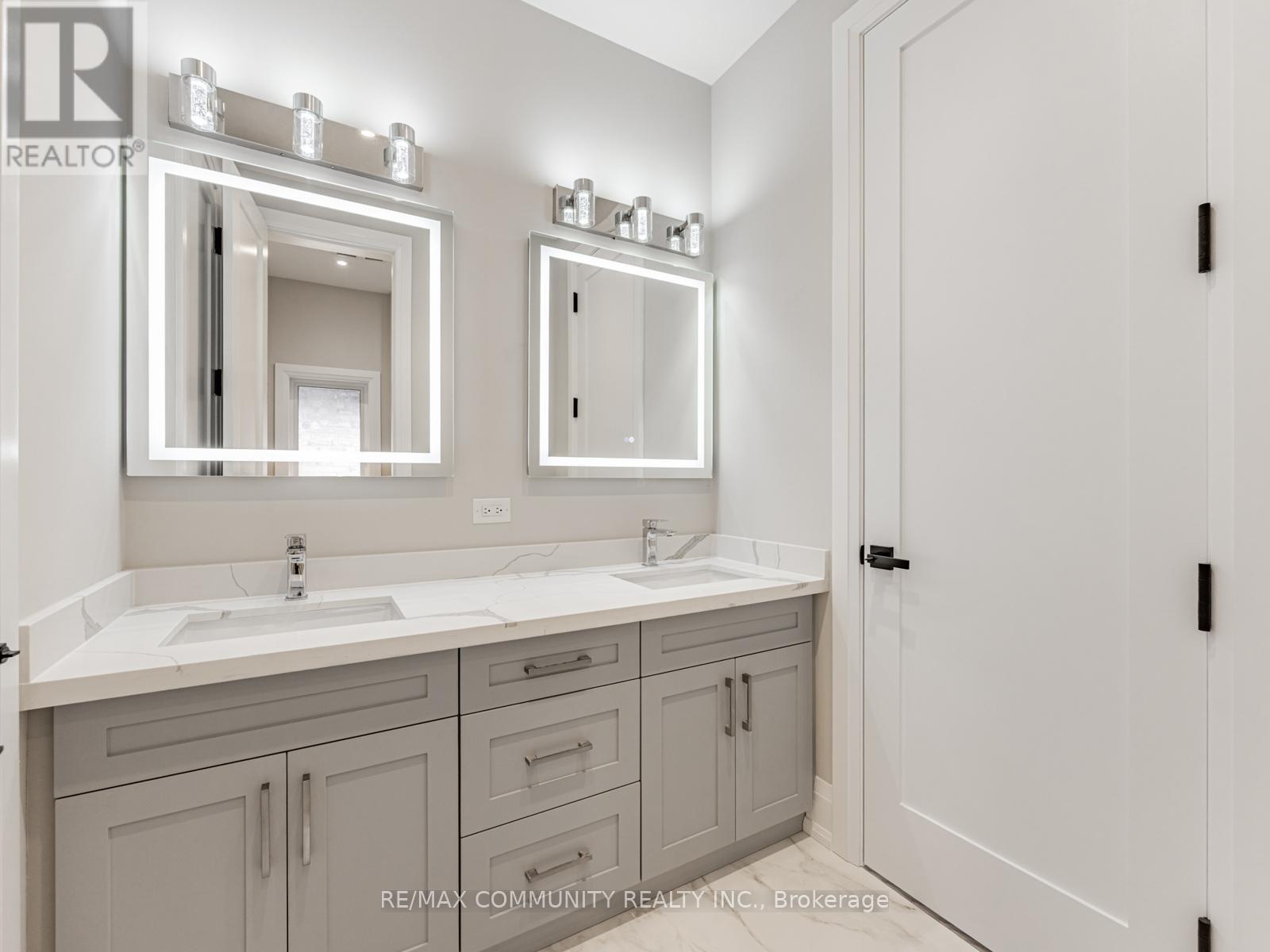 Photo 23 of 37 Sugarbush Square, Toronto ON