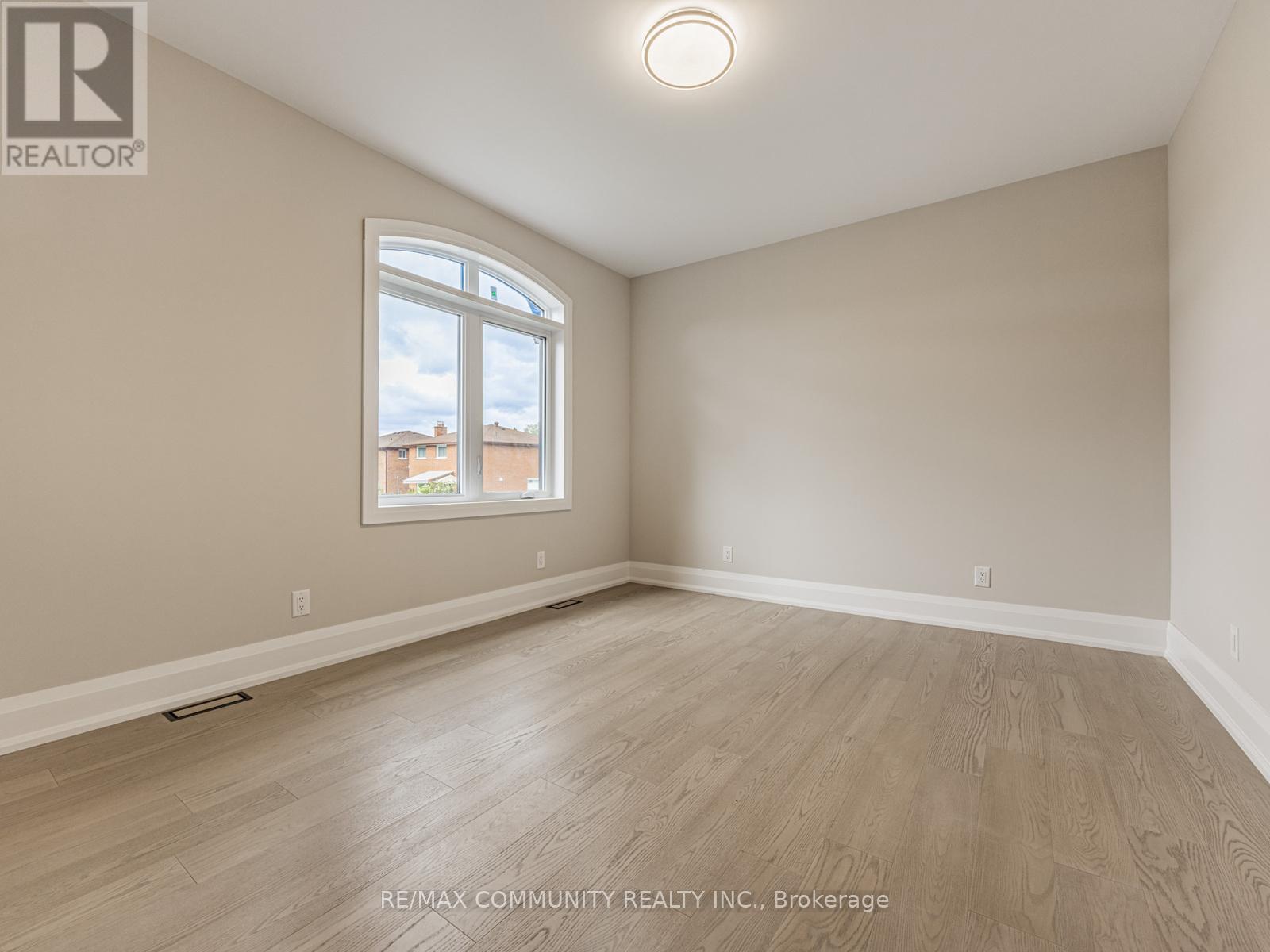Photo 22 of 37 Sugarbush Square, Toronto ON