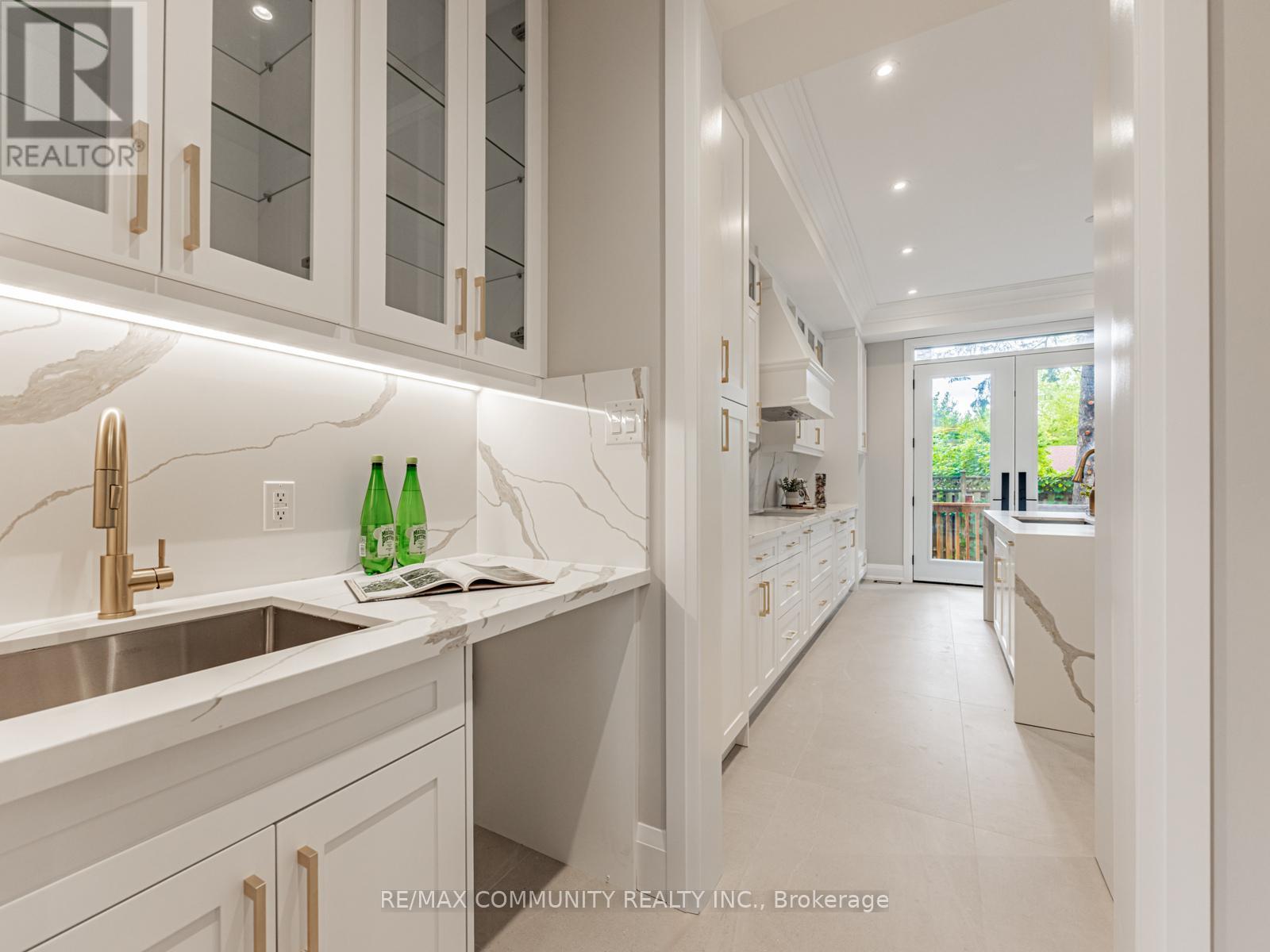 Photo 33 of 37 Sugarbush Square, Toronto ON