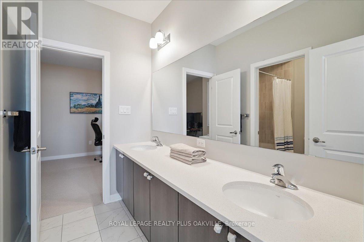 Photo 2 of 40 Soltys Drive, Whitby ON