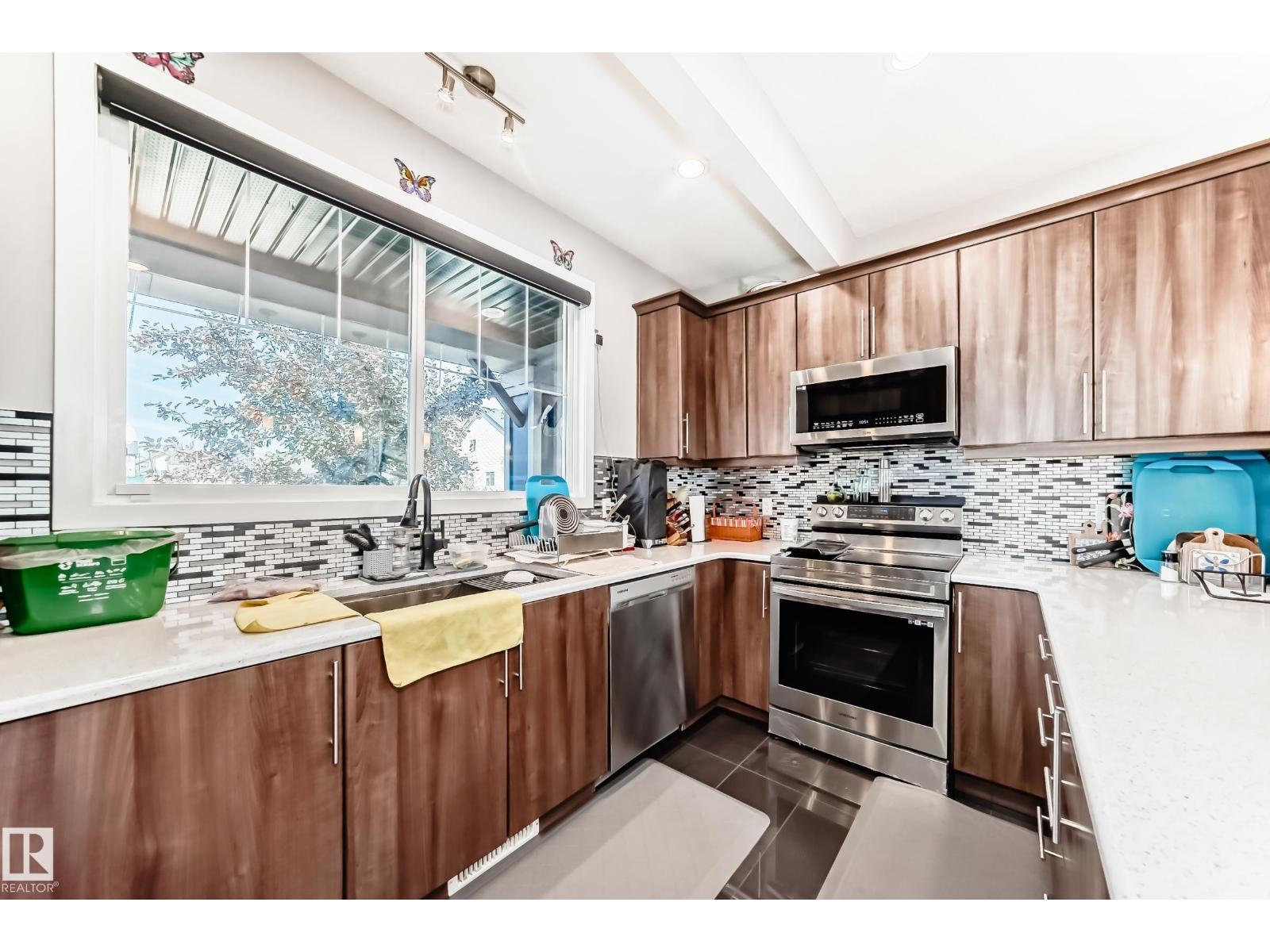 Photo 18 of 9815 220 St Nw, Edmonton AB
