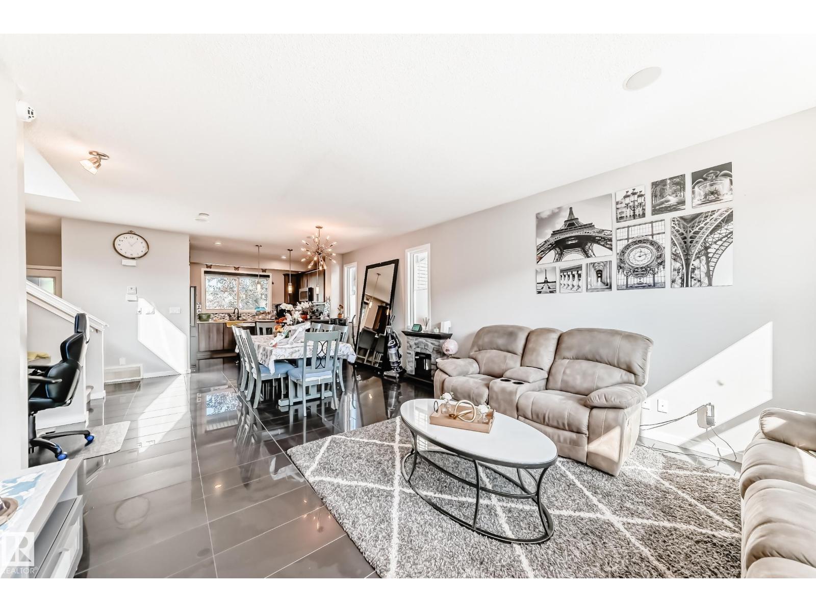 Photo 8 of 9815 220 St Nw, Edmonton AB