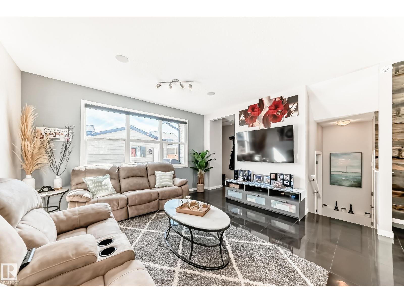 Photo 10 of 9815 220 St Nw, Edmonton AB
