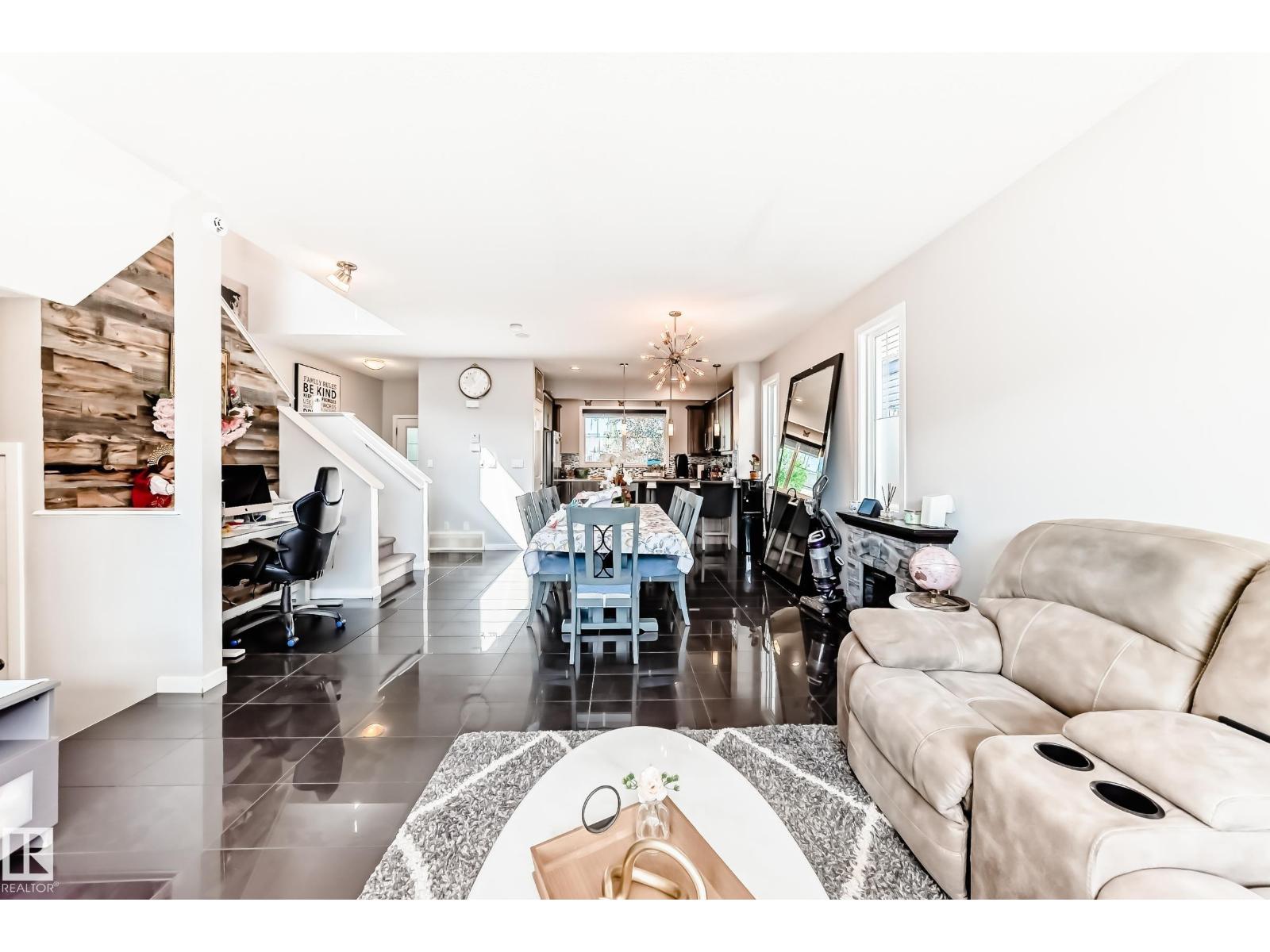 Photo 5 of 9815 220 St Nw, Edmonton AB