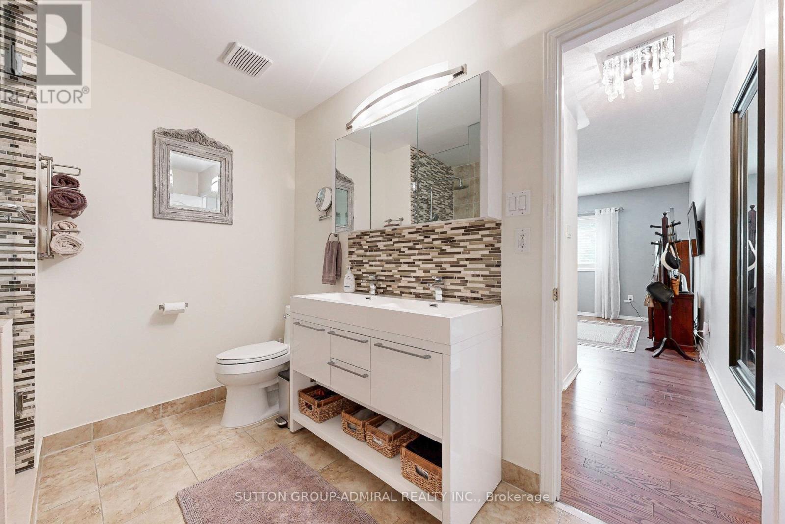 Photo 32 of 52 15 Edenbridge Drive, Vaughan ON