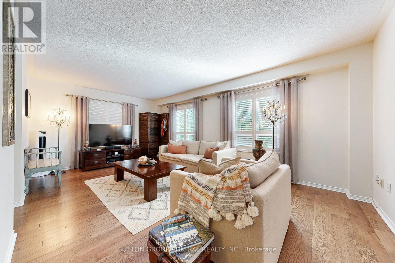 Photo 9 of 52 15 Edenbridge Drive, Vaughan ON