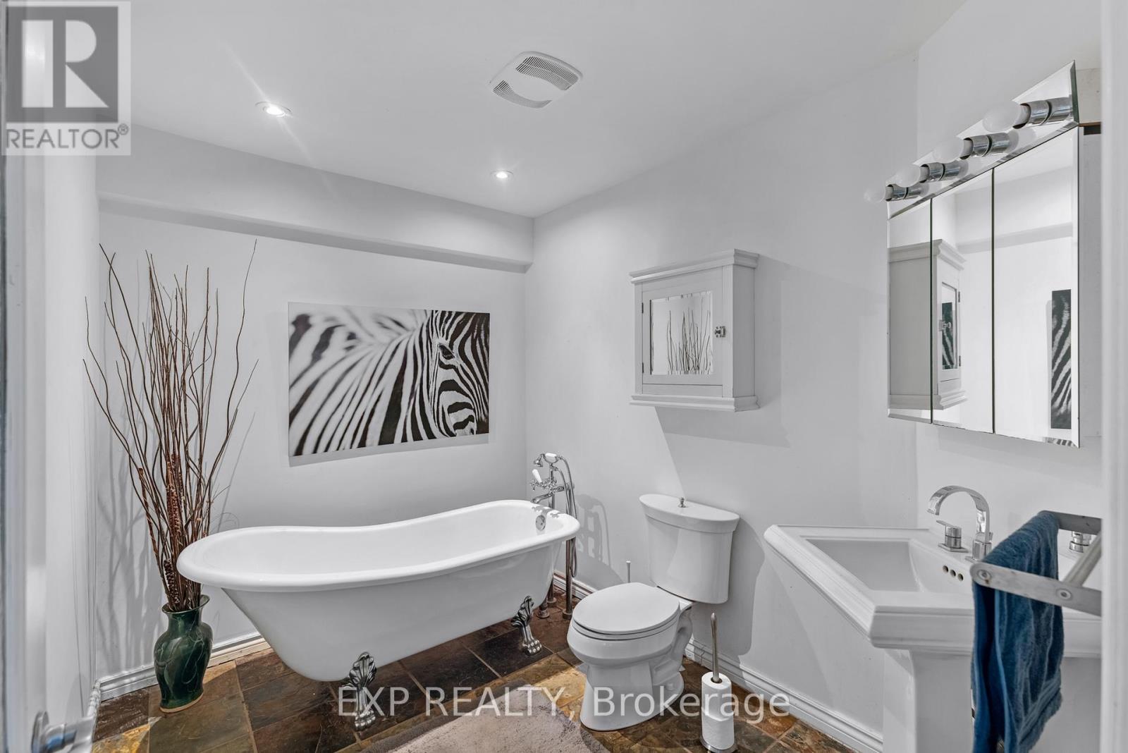 Photo 9 of 21152 Kennedy Road, East Gwillimbury ON