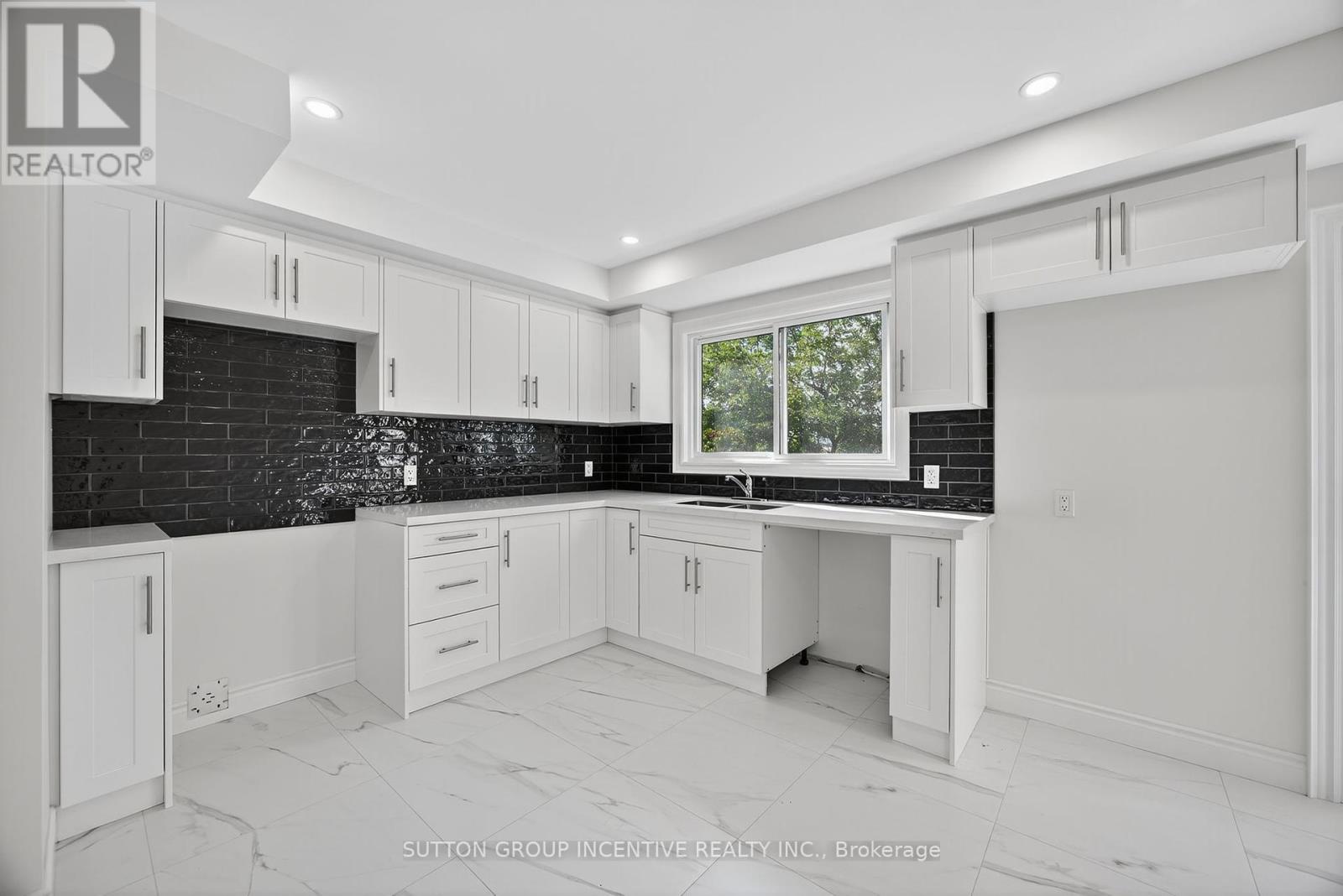 Photo 27 of 20 Fox Run, Barrie ON