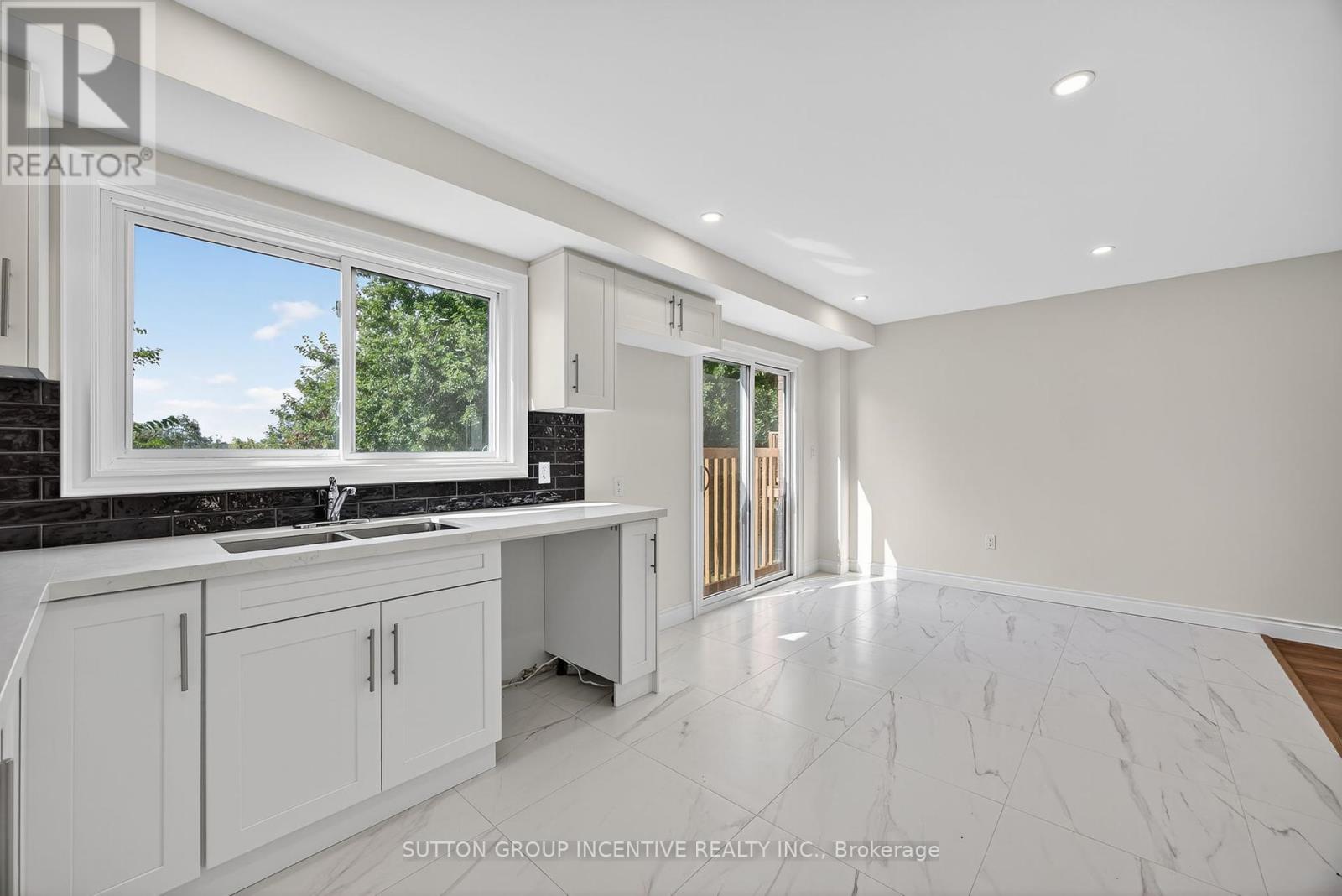 Photo 24 of 20 Fox Run, Barrie ON