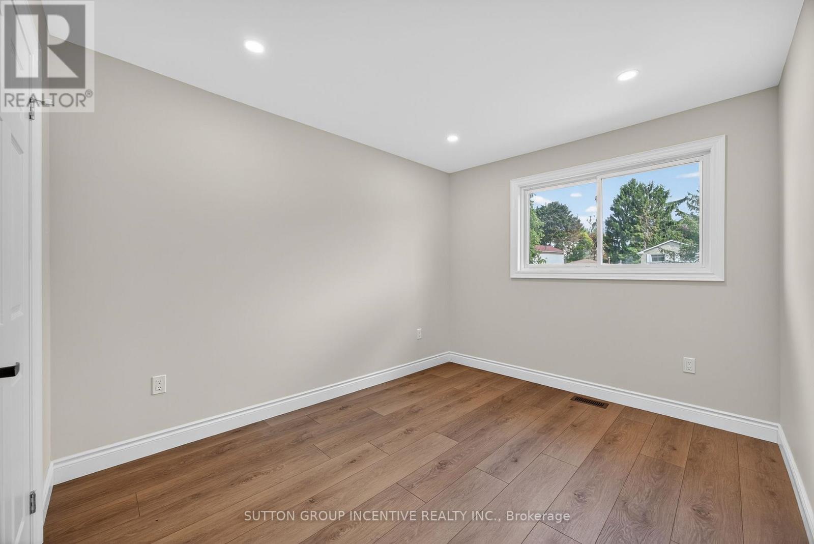 Photo 42 of 20 Fox Run, Barrie ON