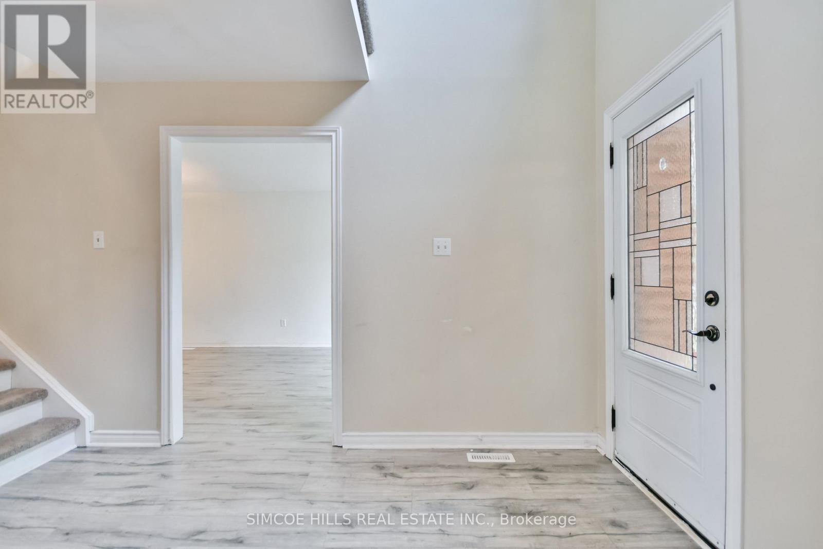 Photo 4 of 256 Hickling Trail, Barrie ON