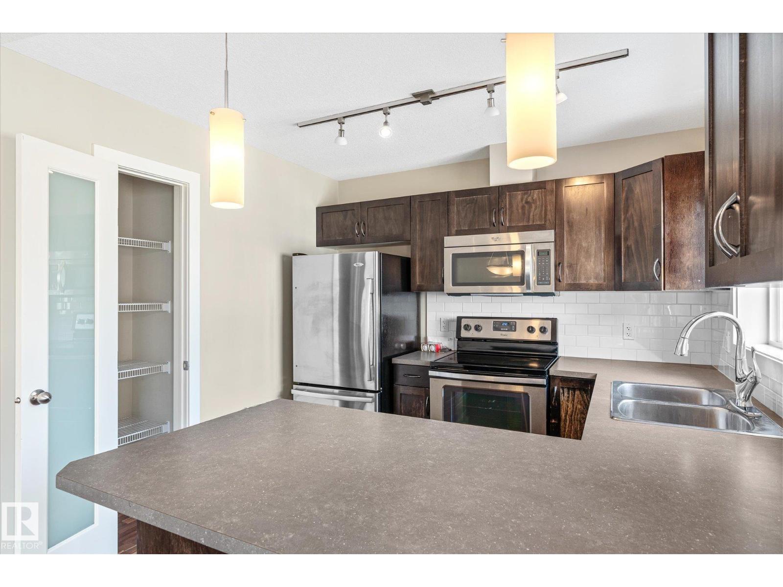 Photo 5 of 24 7289 South Terwillegar Dr Nw, Edmonton AB