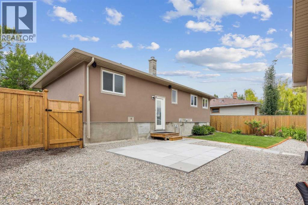 Photo 1 of 139 Cornwallis Drive Nw, Calgary AB
