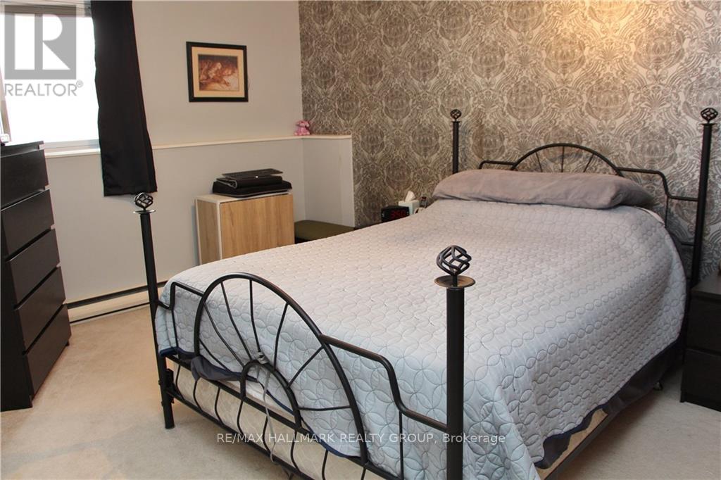 Photo 2 of 4 14 Sweetbriar Circle, Ottawa ON