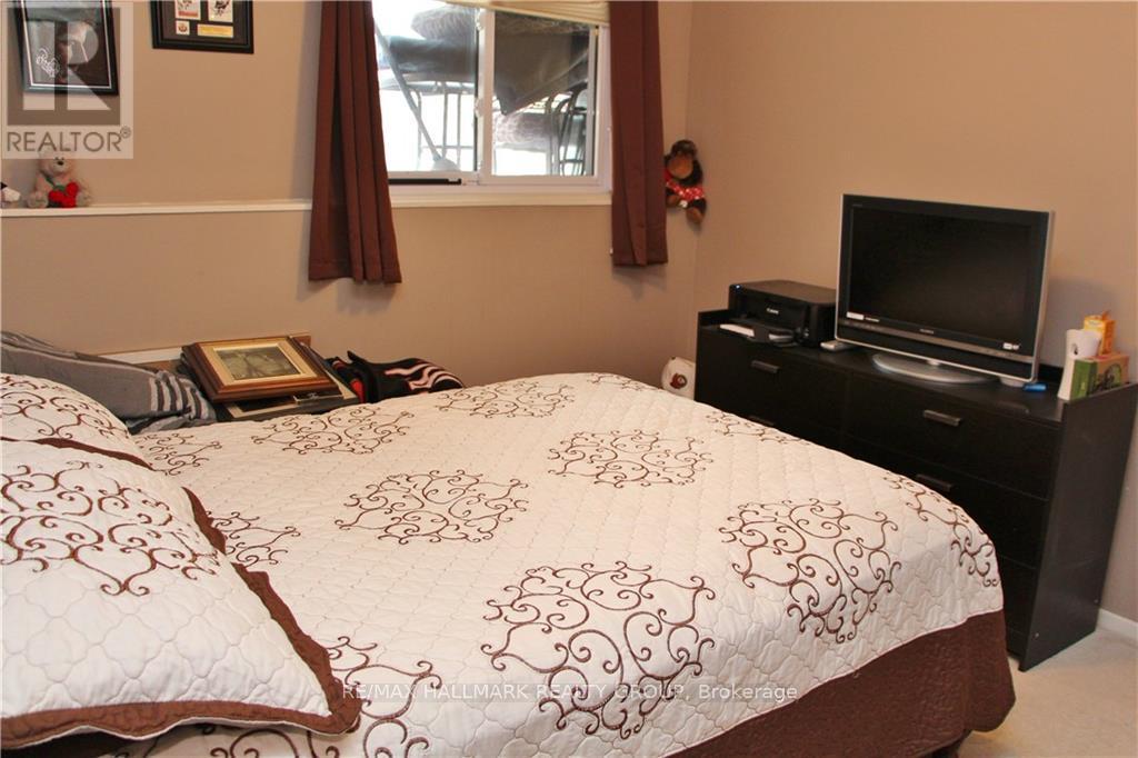 Photo 5 of 4 14 Sweetbriar Circle, Ottawa ON