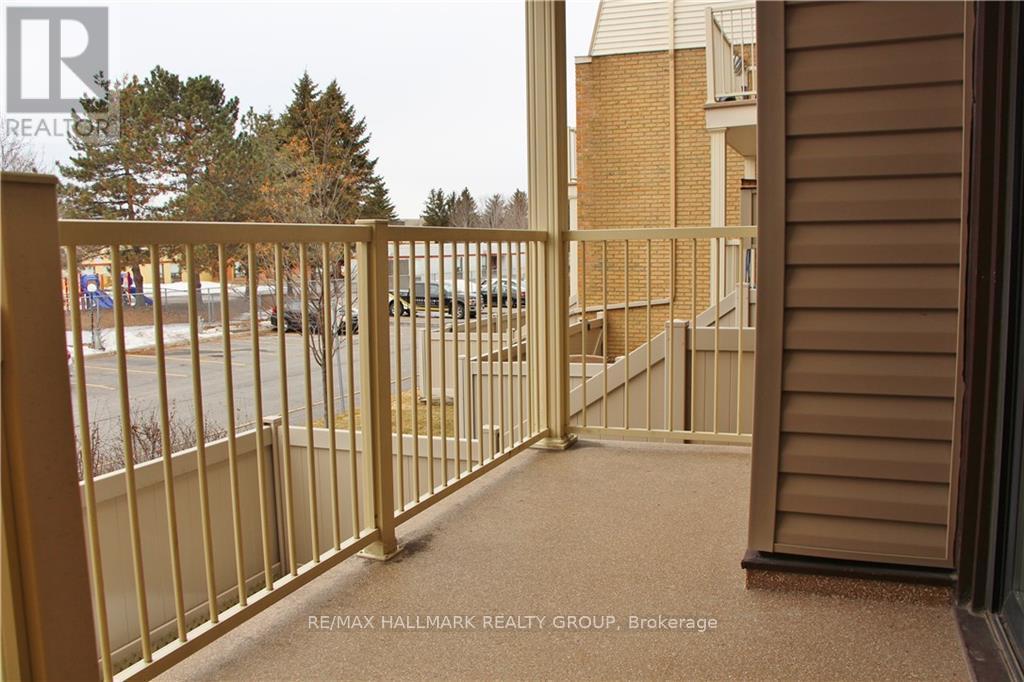 Photo 6 of 4 14 Sweetbriar Circle, Ottawa ON
