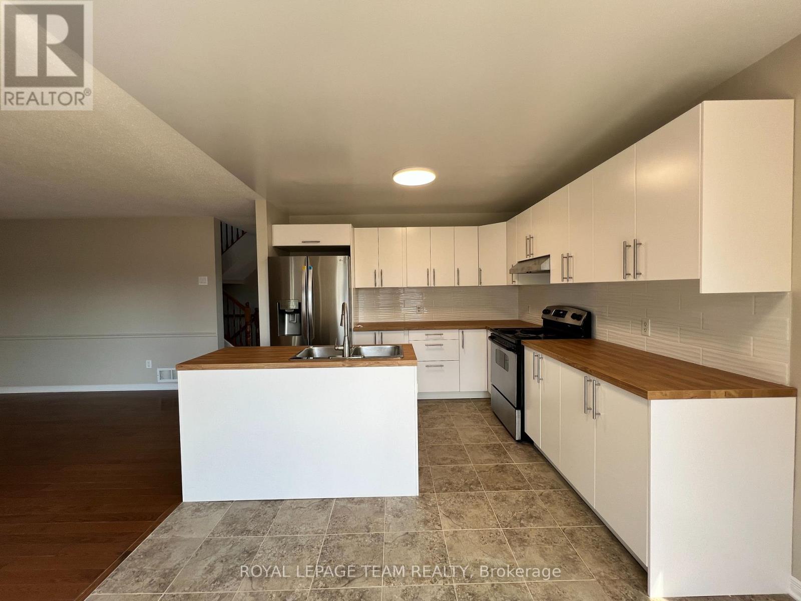 Photo 13 of 195 Harbour View Street, Ottawa ON