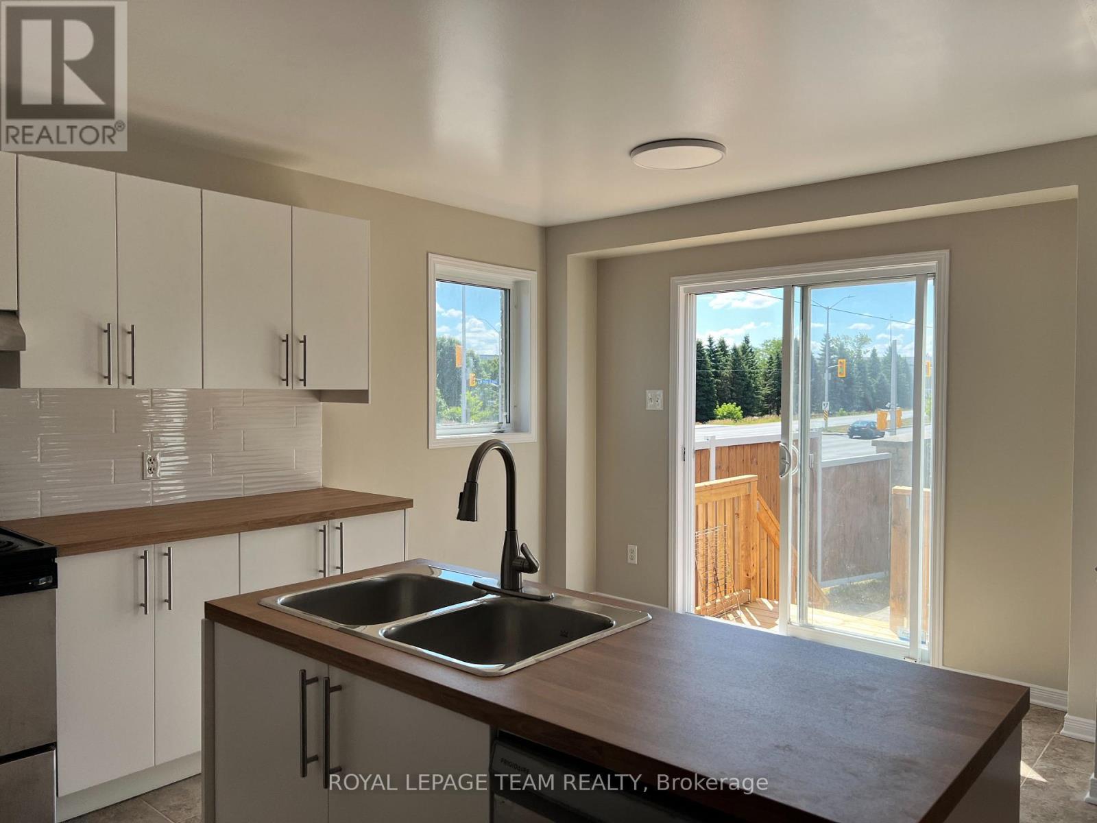 Photo 8 of 195 Harbour View Street, Ottawa ON