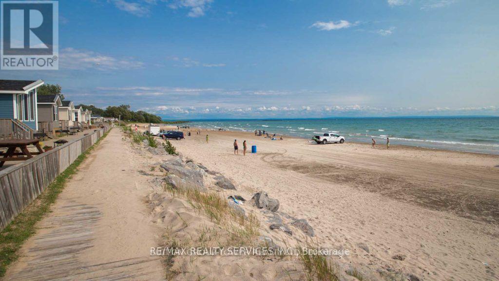 Photo 2 of 4870 Mapleview Crescent, Port Colborne ON