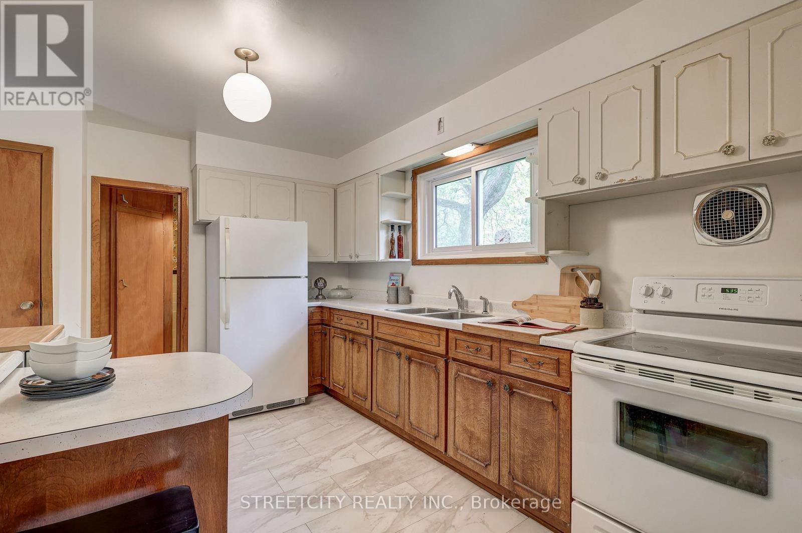 Photo 35 of 76 Bloomfield Drive, London North ON