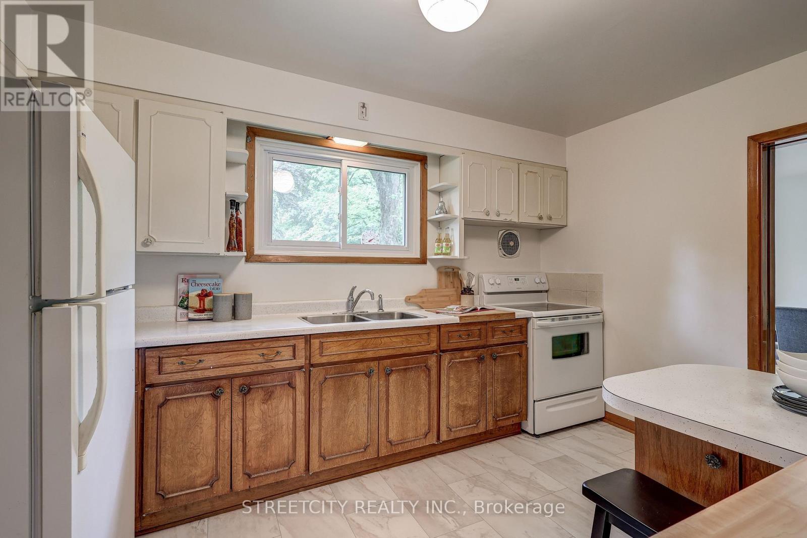 Photo 31 of 76 Bloomfield Drive, London North ON