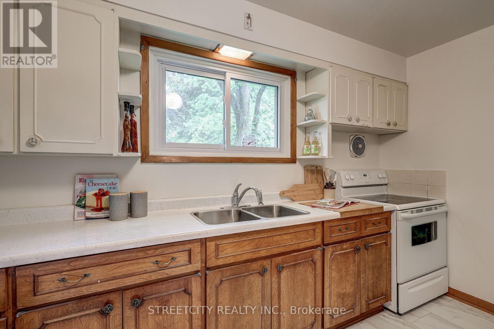 Photo 2 of 76 Bloomfield Drive, London North ON