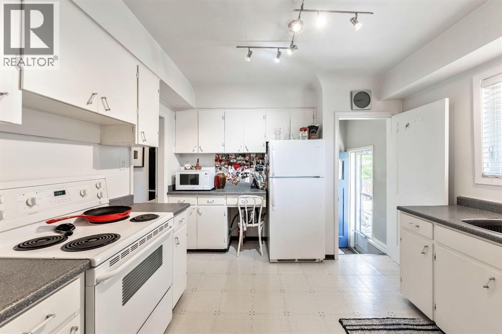 Photo 3 of 2616 28 Street Sw, Calgary AB
