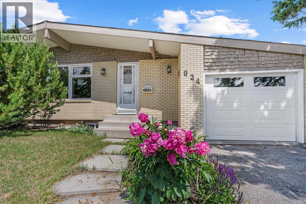 Photo 1 of 924 Cannock Road Sw, Calgary AB