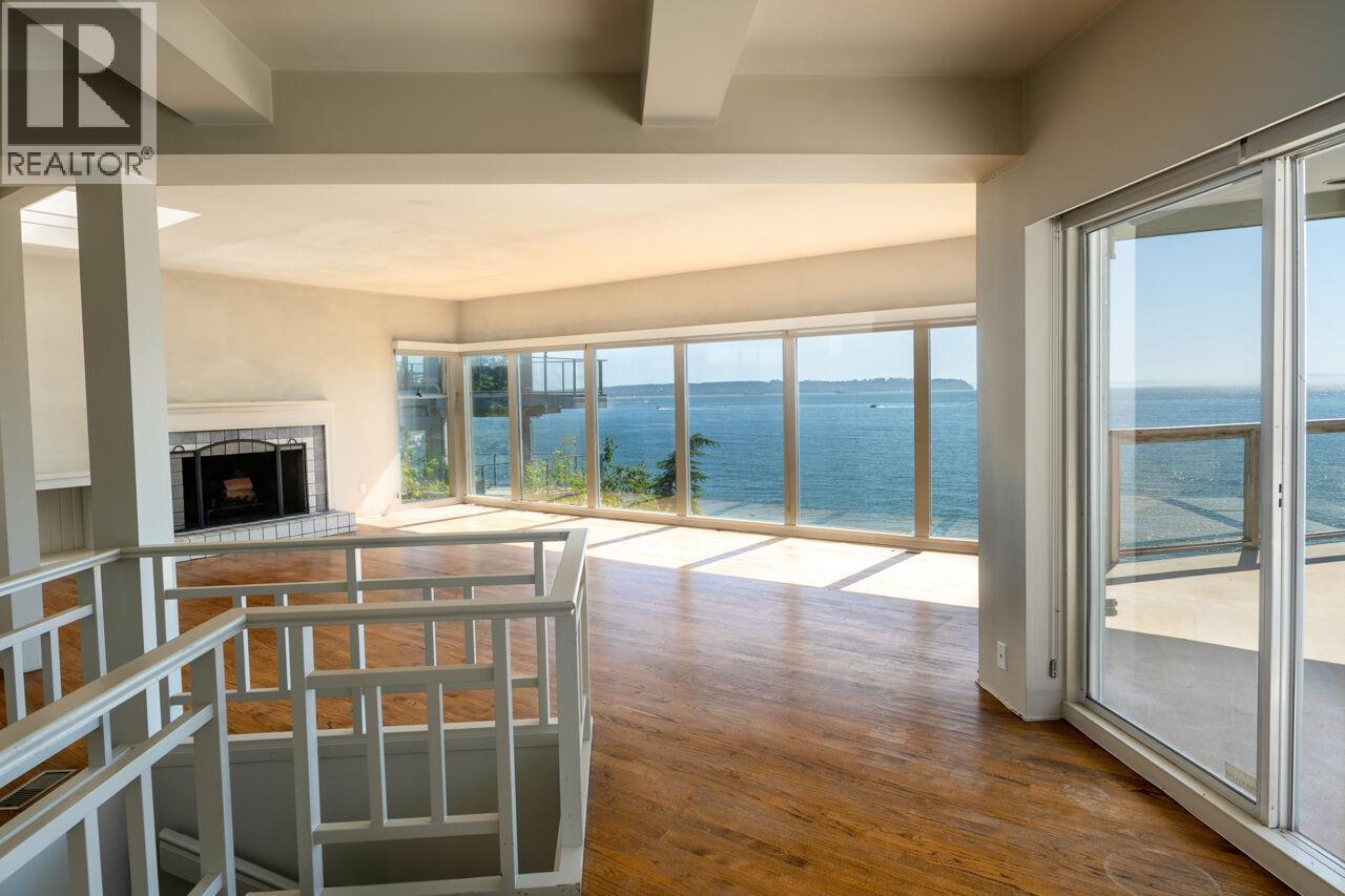 Photo 3 of 4020 Marine Drive, West Vancouver BC