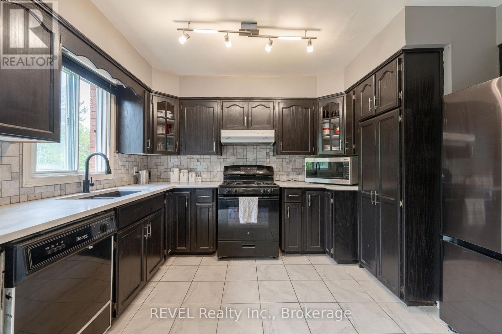 Photo 12 of 6615 Harper Drive, Niagara Falls ON