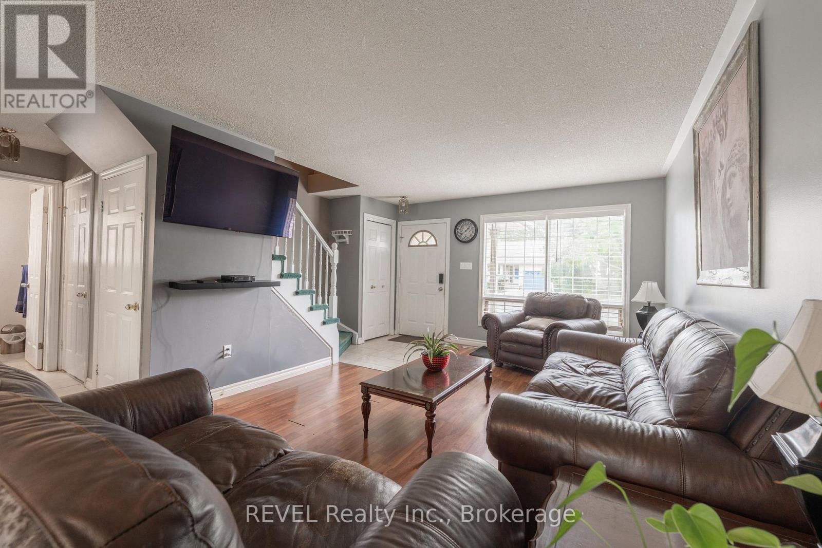 Photo 4 of 6615 Harper Drive, Niagara Falls ON