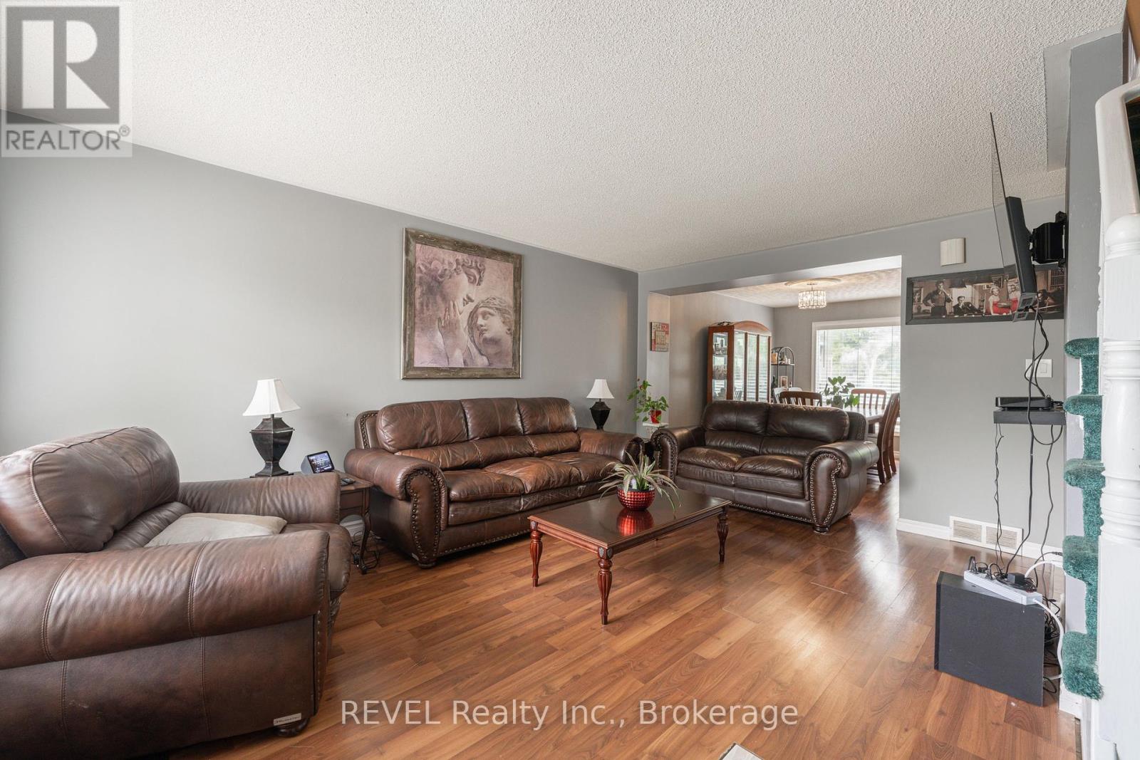 Photo 7 of 6615 Harper Drive, Niagara Falls ON