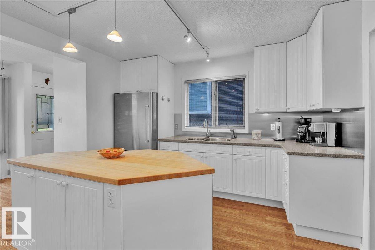 Photo 5 of 11022 85 Av Nw, Edmonton AB