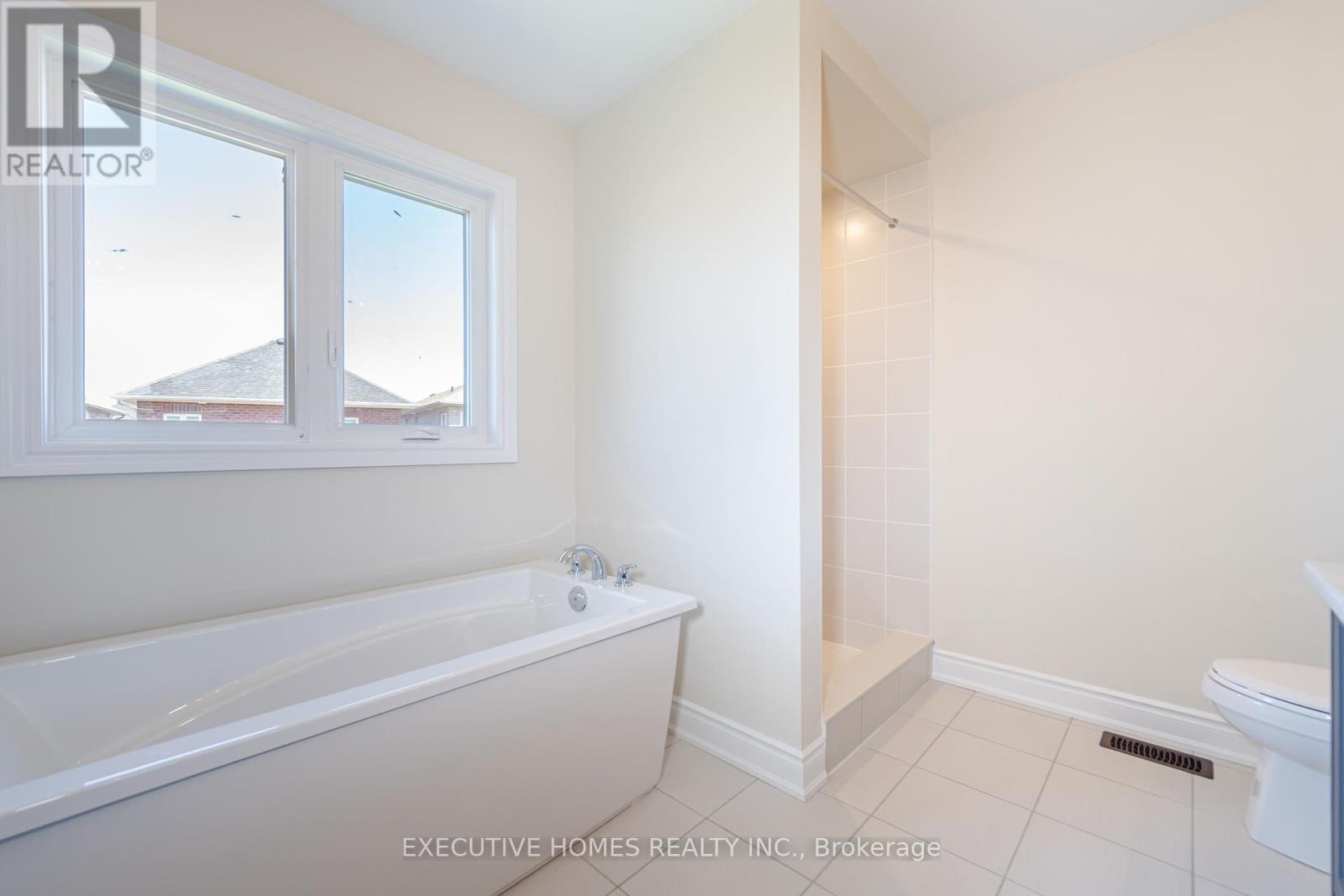 Photo 7 of 14 Mac Campbell Way, Bradford West Gwillimbury ON
