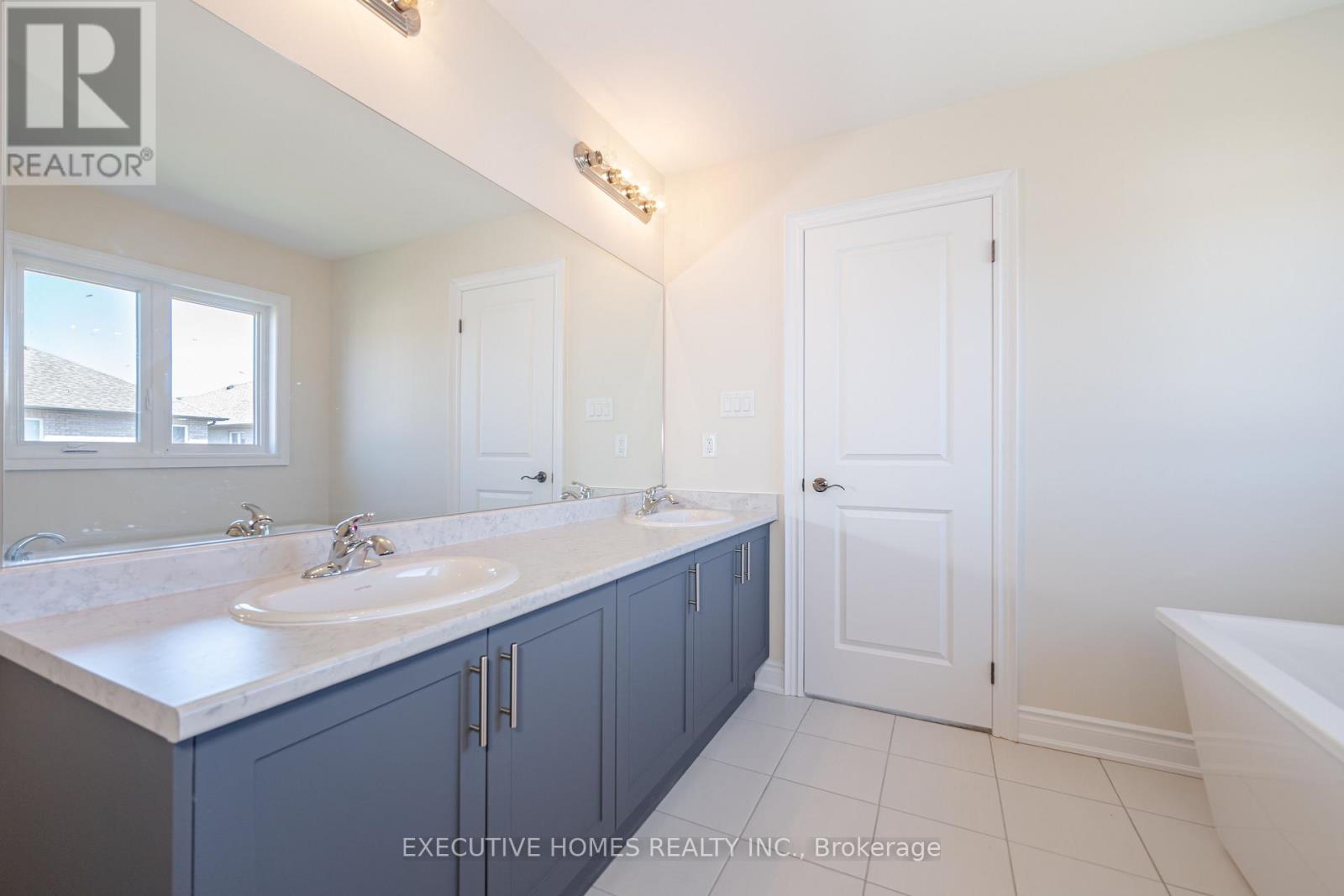 Photo 30 of 14 Mac Campbell Way, Bradford West Gwillimbury ON