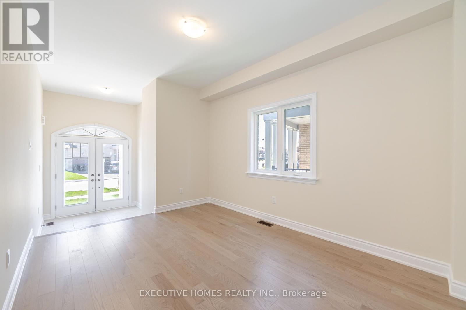 Photo 6 of 14 Mac Campbell Way, Bradford West Gwillimbury ON