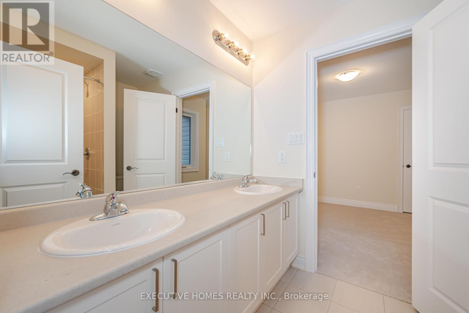Photo 8 of 14 Mac Campbell Way, Bradford West Gwillimbury ON