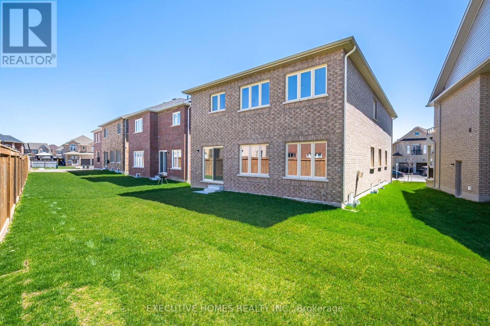 Photo 2 of 14 Mac Campbell Way, Bradford West Gwillimbury ON